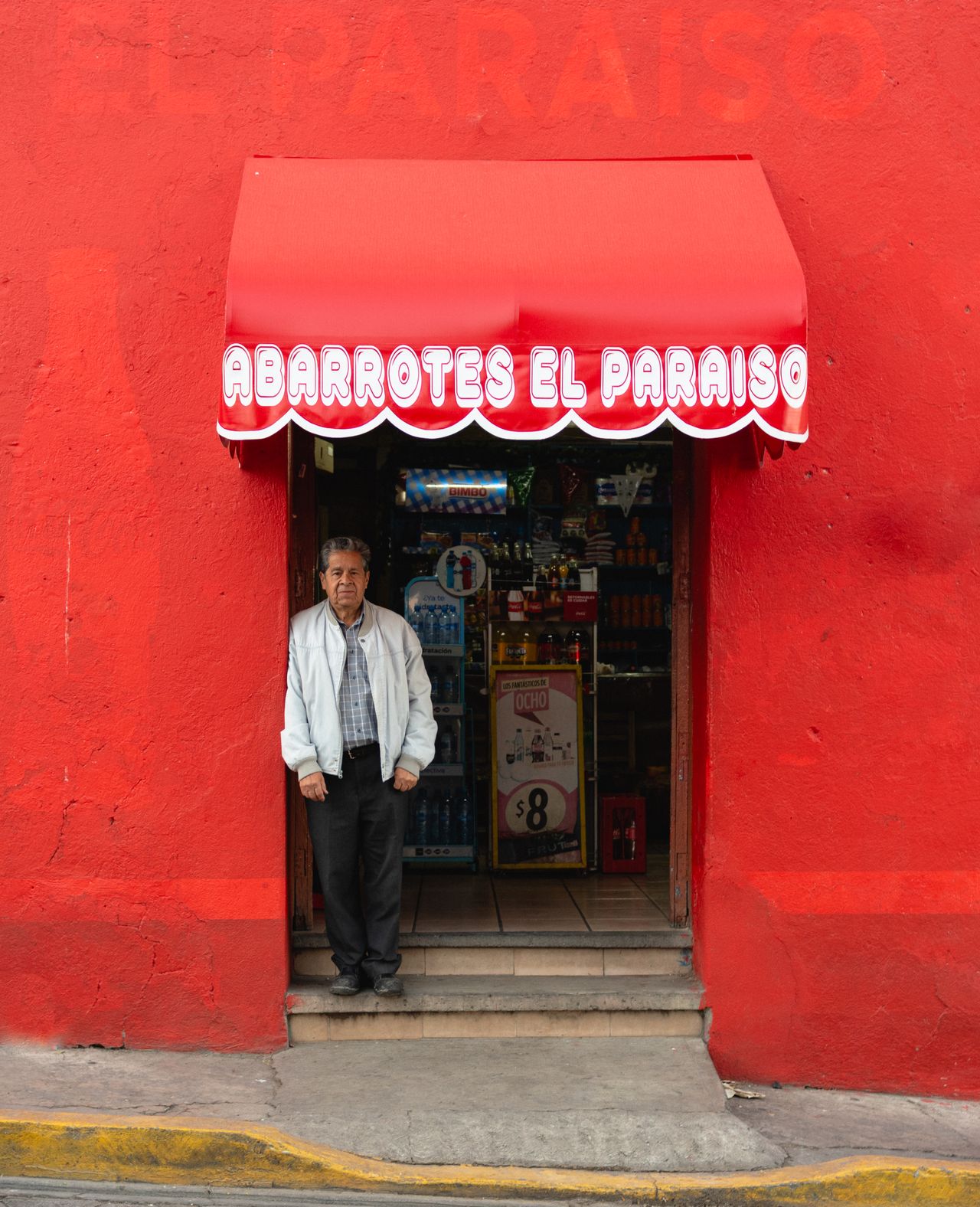 Tendero en la entrada de una tienda de abarrotes en México