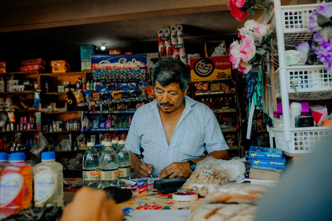 Tendero atendiendo su tienda de abarrotes